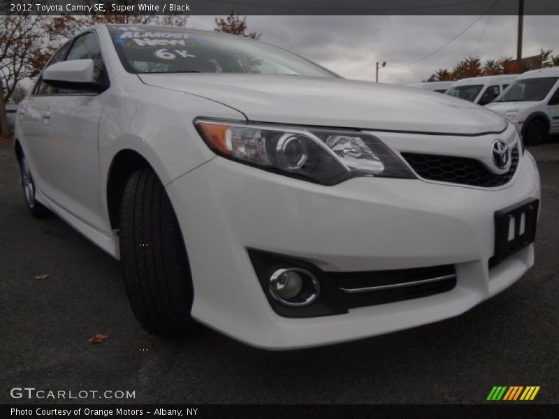 Super White / Black 2012 Toyota Camry SE