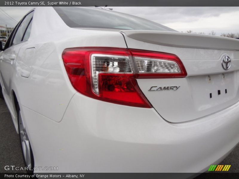 Super White / Black 2012 Toyota Camry SE