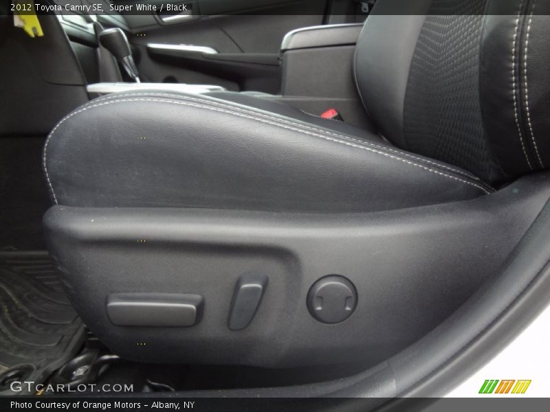 Super White / Black 2012 Toyota Camry SE