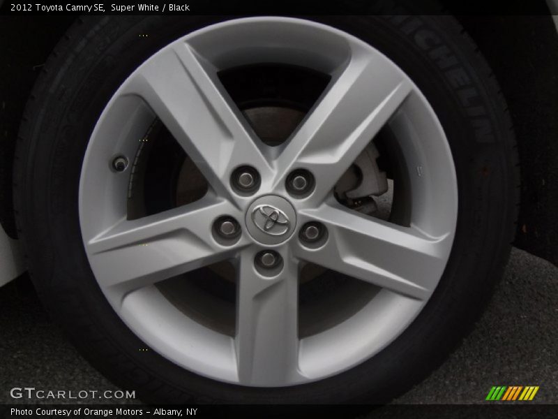 Super White / Black 2012 Toyota Camry SE