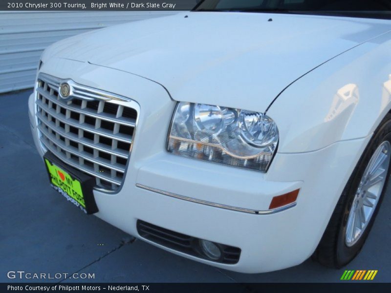 Bright White / Dark Slate Gray 2010 Chrysler 300 Touring