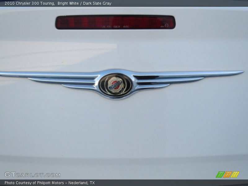 Bright White / Dark Slate Gray 2010 Chrysler 300 Touring