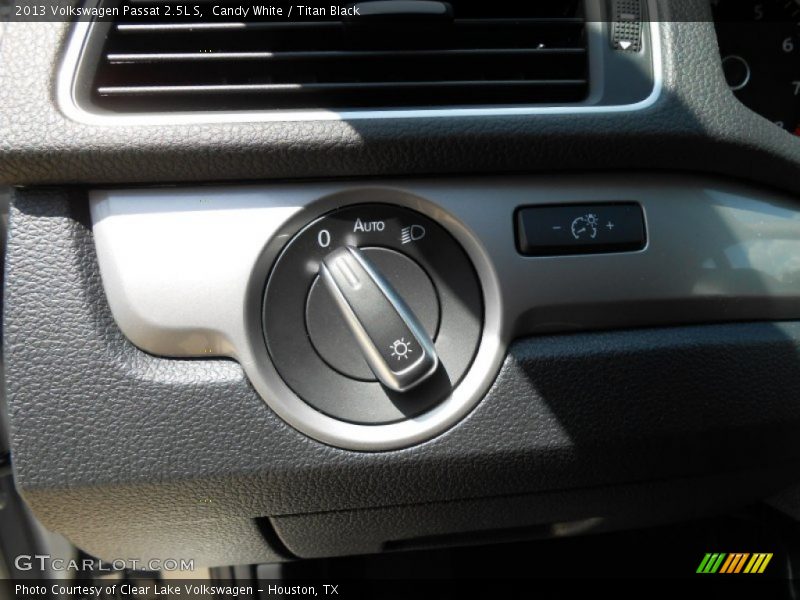 Candy White / Titan Black 2013 Volkswagen Passat 2.5L S