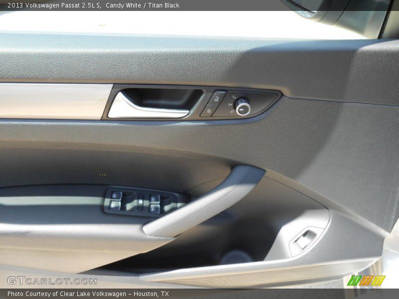 Candy White / Titan Black 2013 Volkswagen Passat 2.5L S