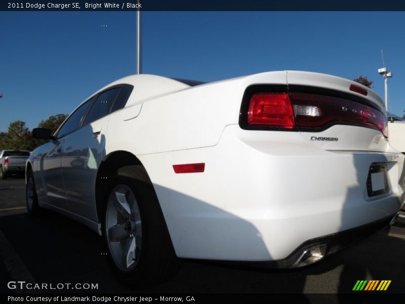 Bright White / Black 2011 Dodge Charger SE
