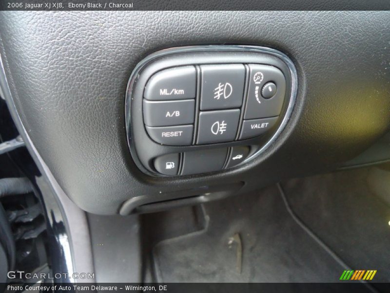 Controls of 2006 XJ XJ8