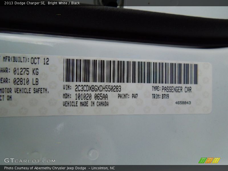 Bright White / Black 2013 Dodge Charger SE