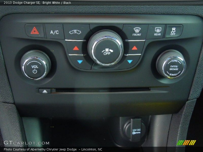 Bright White / Black 2013 Dodge Charger SE