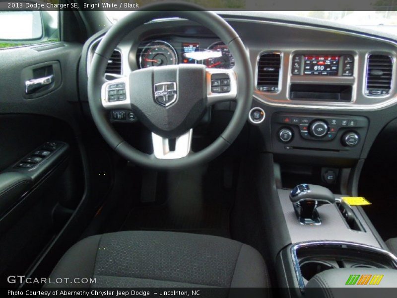 Bright White / Black 2013 Dodge Charger SE