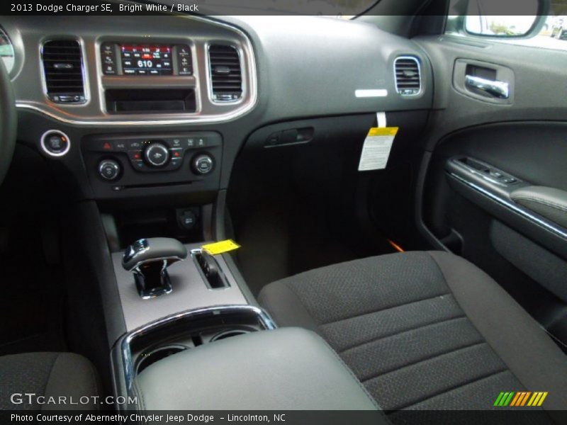 Bright White / Black 2013 Dodge Charger SE