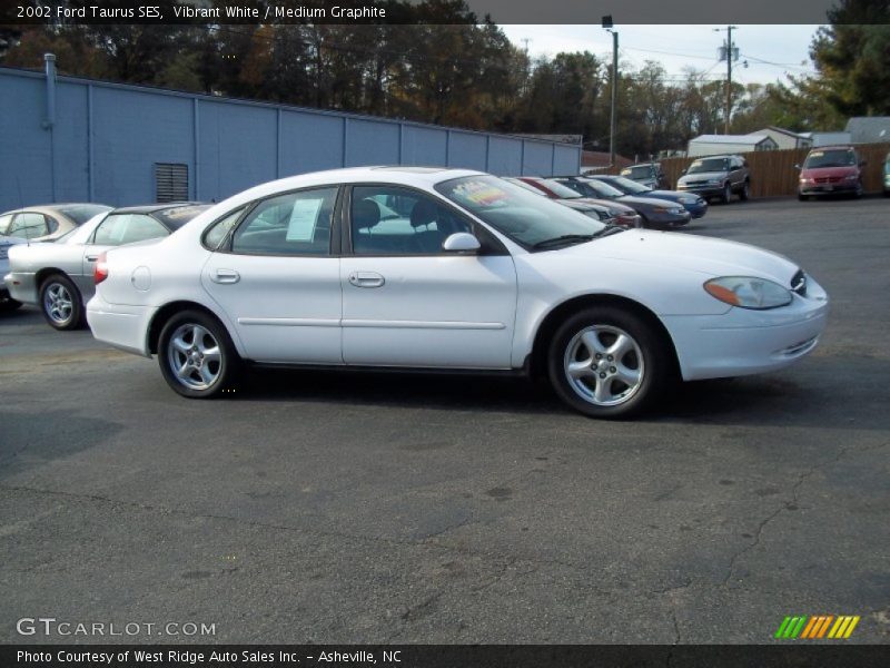 Vibrant White / Medium Graphite 2002 Ford Taurus SES