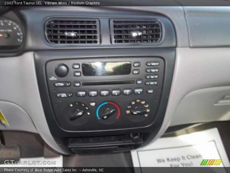 Vibrant White / Medium Graphite 2002 Ford Taurus SES