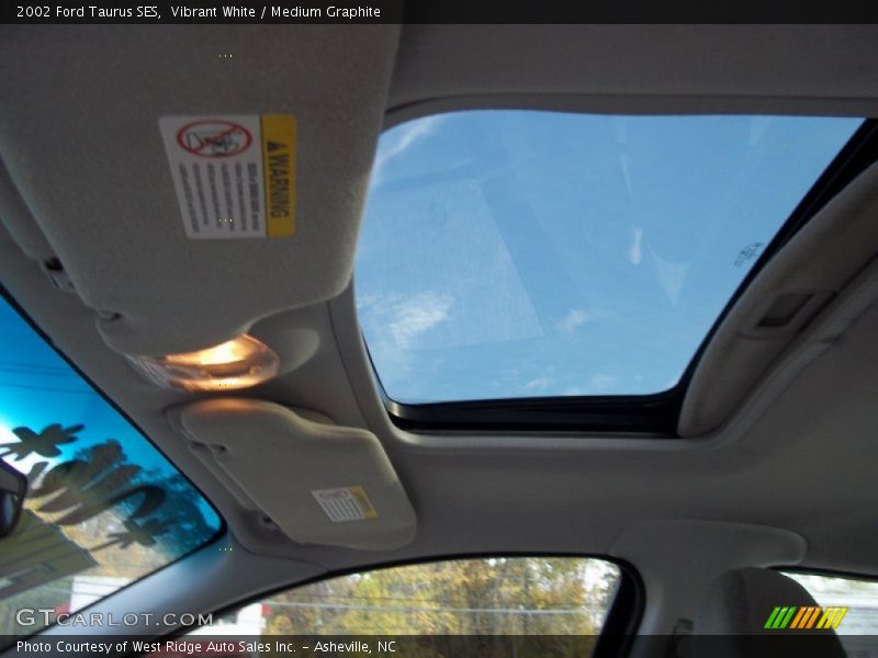 Vibrant White / Medium Graphite 2002 Ford Taurus SES