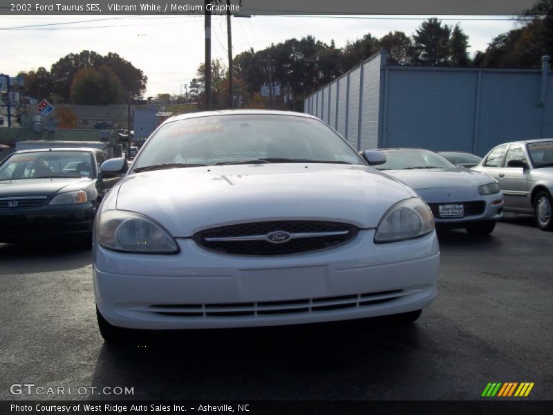Vibrant White / Medium Graphite 2002 Ford Taurus SES