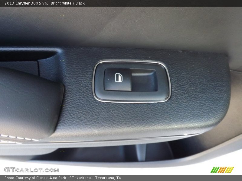 Bright White / Black 2013 Chrysler 300 S V6