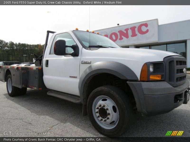 Oxford White / Medium Flint 2005 Ford F550 Super Duty XL Crew Cab Chassis Utility