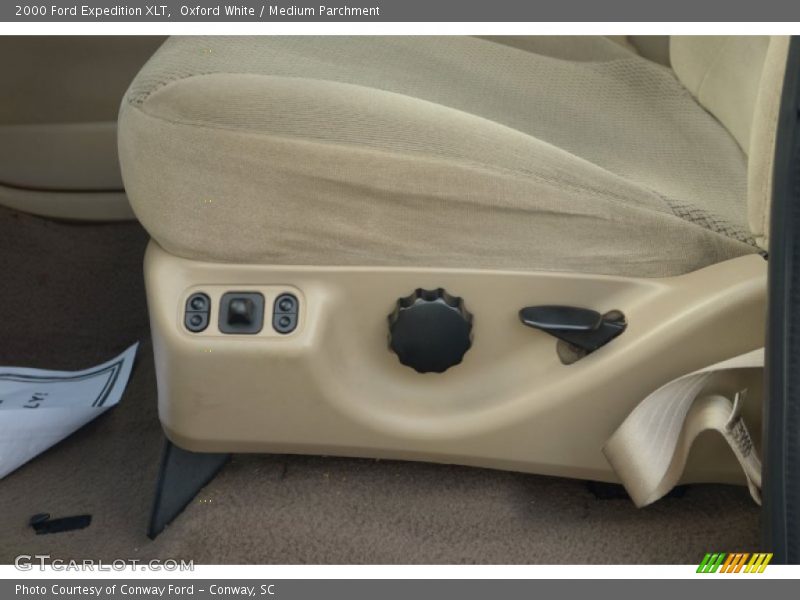 Front Seat of 2000 Expedition XLT