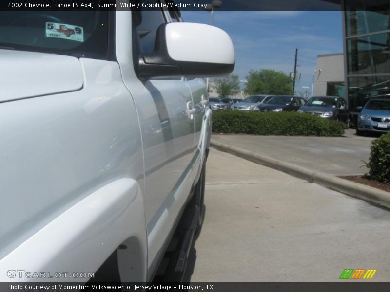 Summit White / Graphite/Medium Gray 2002 Chevrolet Tahoe LS 4x4