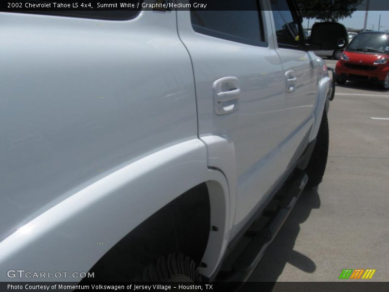 Summit White / Graphite/Medium Gray 2002 Chevrolet Tahoe LS 4x4
