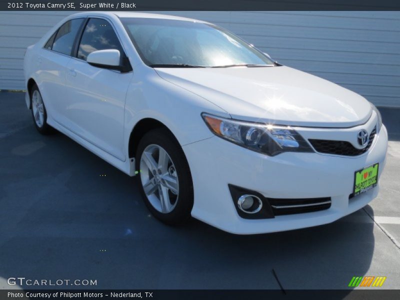 Super White / Black 2012 Toyota Camry SE