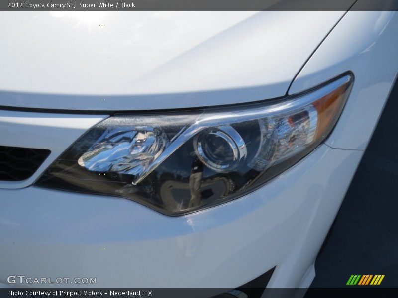 Super White / Black 2012 Toyota Camry SE