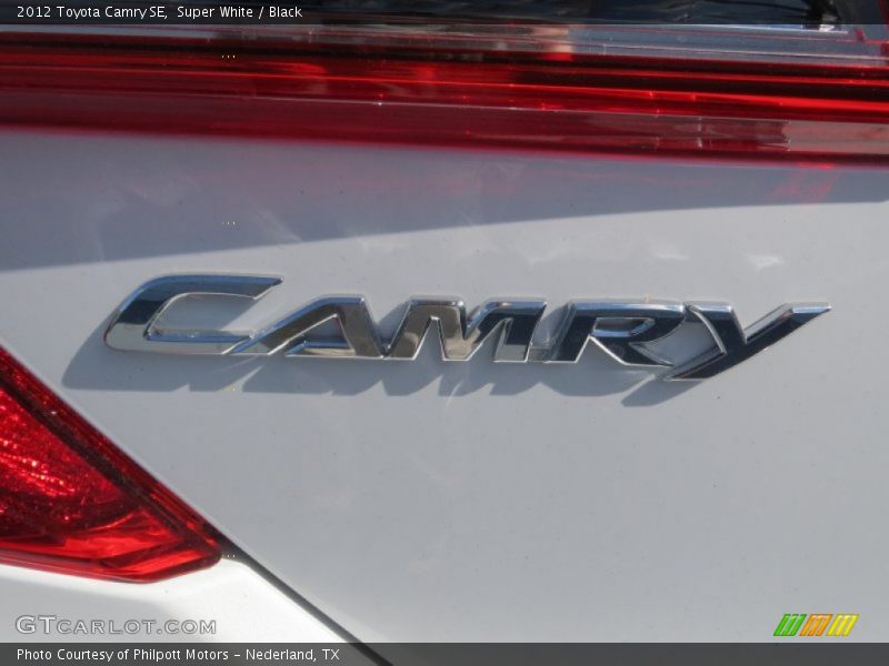 Super White / Black 2012 Toyota Camry SE