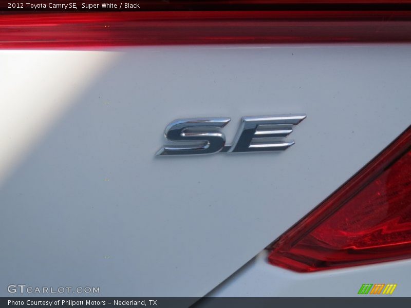 Super White / Black 2012 Toyota Camry SE
