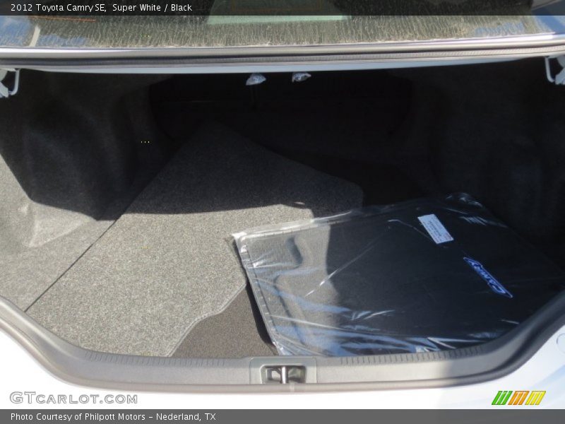 Super White / Black 2012 Toyota Camry SE