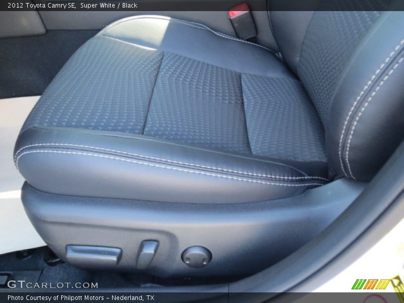Super White / Black 2012 Toyota Camry SE