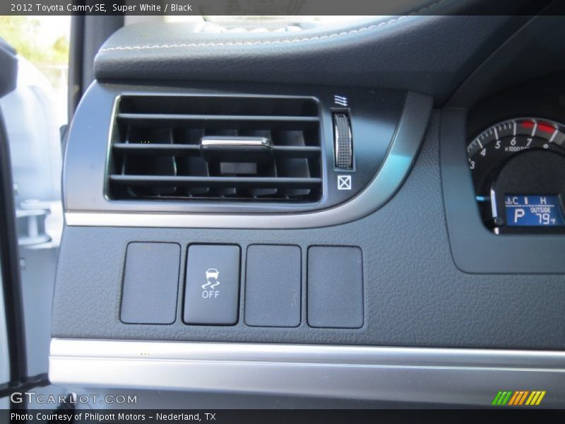 Super White / Black 2012 Toyota Camry SE
