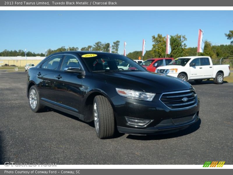 Front 3/4 View of 2013 Taurus Limited