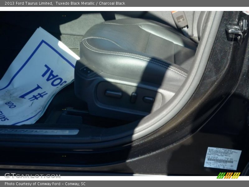 Tuxedo Black Metallic / Charcoal Black 2013 Ford Taurus Limited