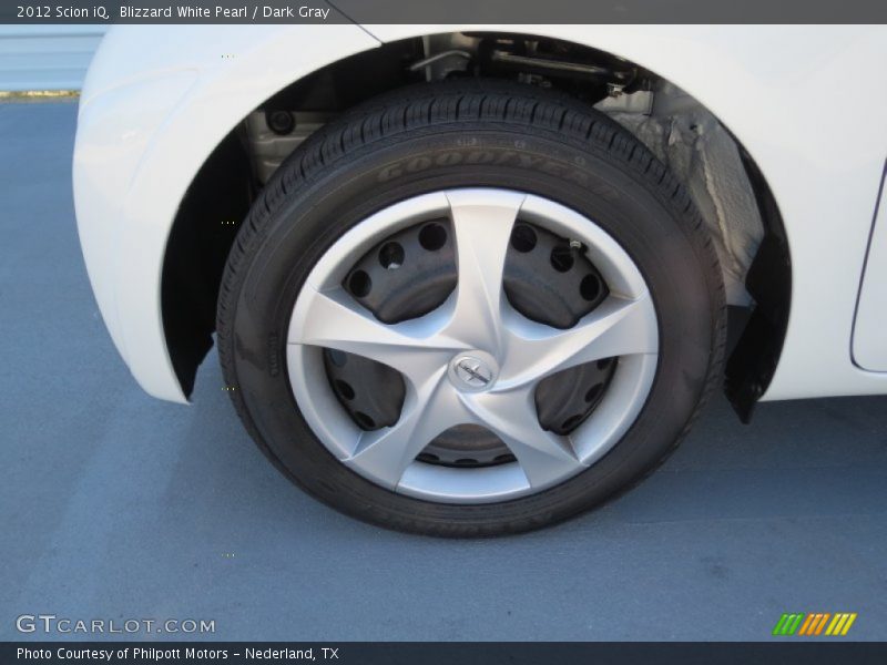 Blizzard White Pearl / Dark Gray 2012 Scion iQ