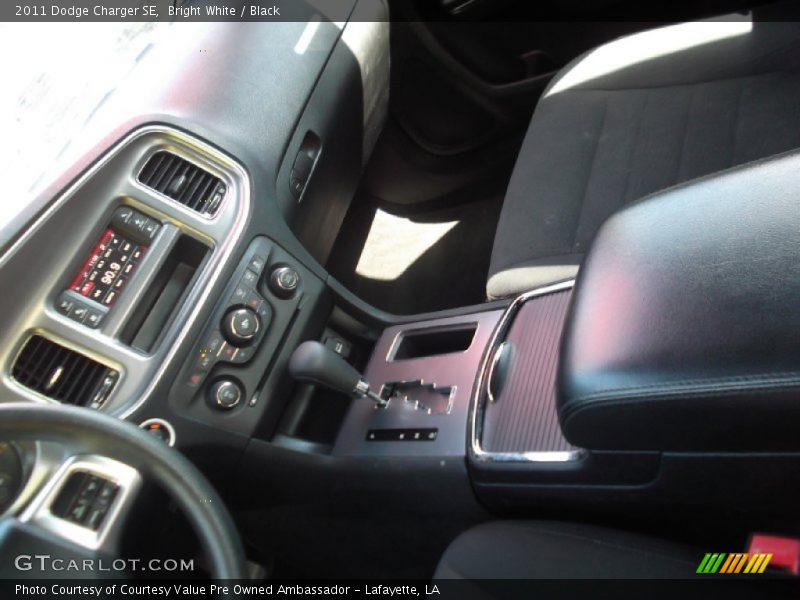 Bright White / Black 2011 Dodge Charger SE