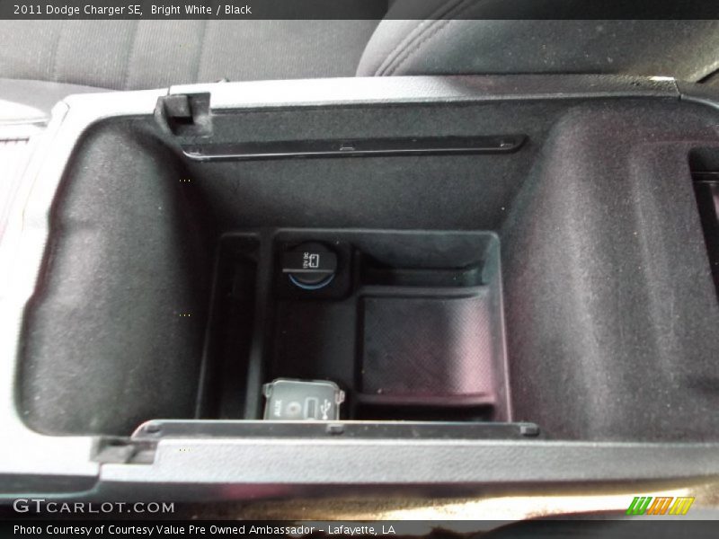 Bright White / Black 2011 Dodge Charger SE