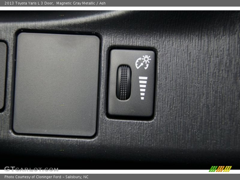Magnetic Gray Metallic / Ash 2013 Toyota Yaris L 3 Door