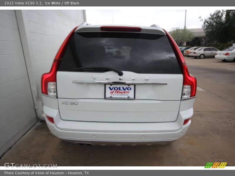 Ice White / Off Black 2013 Volvo XC90 3.2