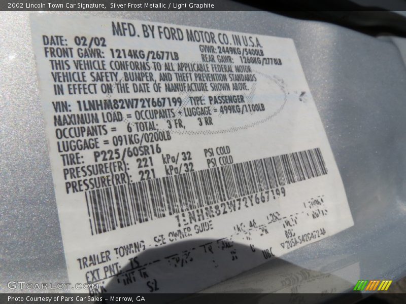 Silver Frost Metallic / Light Graphite 2002 Lincoln Town Car Signature