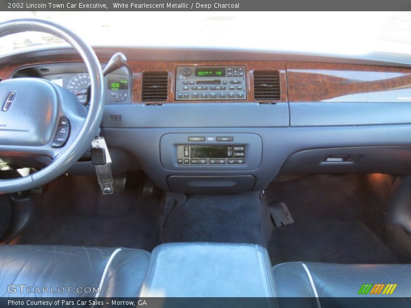 White Pearlescent Metallic / Deep Charcoal 2002 Lincoln Town Car Executive