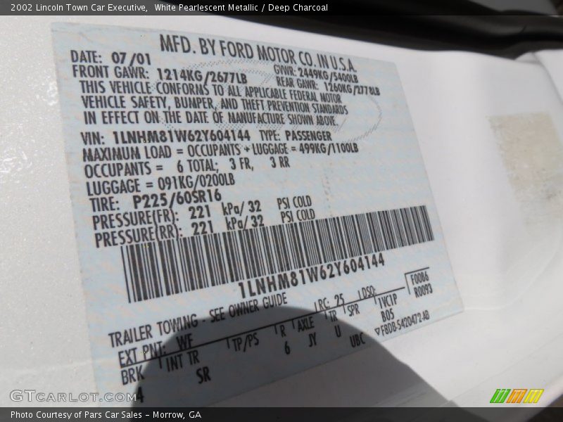 White Pearlescent Metallic / Deep Charcoal 2002 Lincoln Town Car Executive