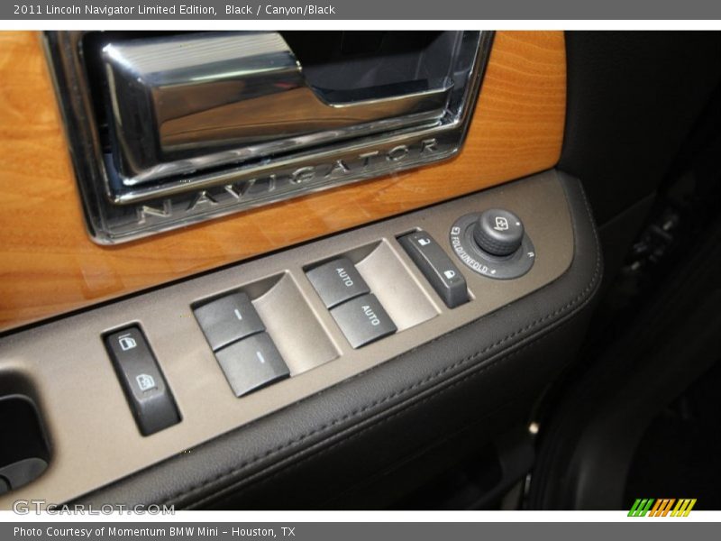 Controls of 2011 Navigator Limited Edition