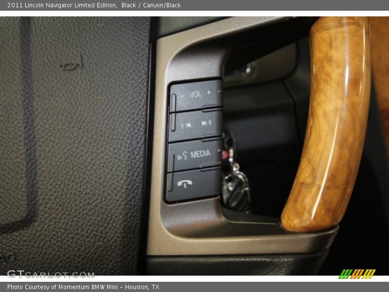 Controls of 2011 Navigator Limited Edition
