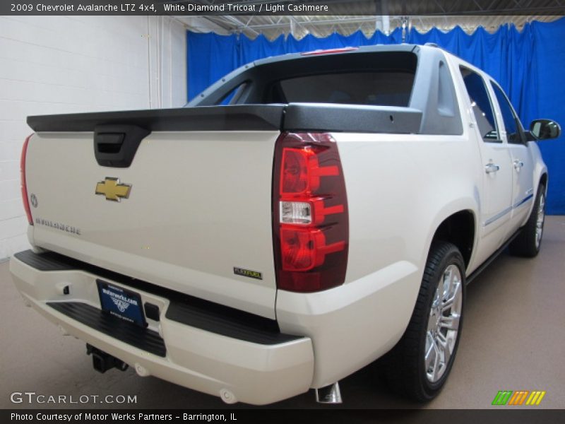 White Diamond Tricoat / Light Cashmere 2009 Chevrolet Avalanche LTZ 4x4