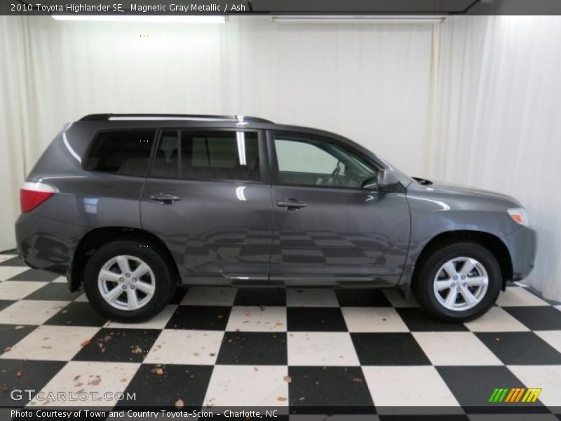 Magnetic Gray Metallic / Ash 2010 Toyota Highlander SE