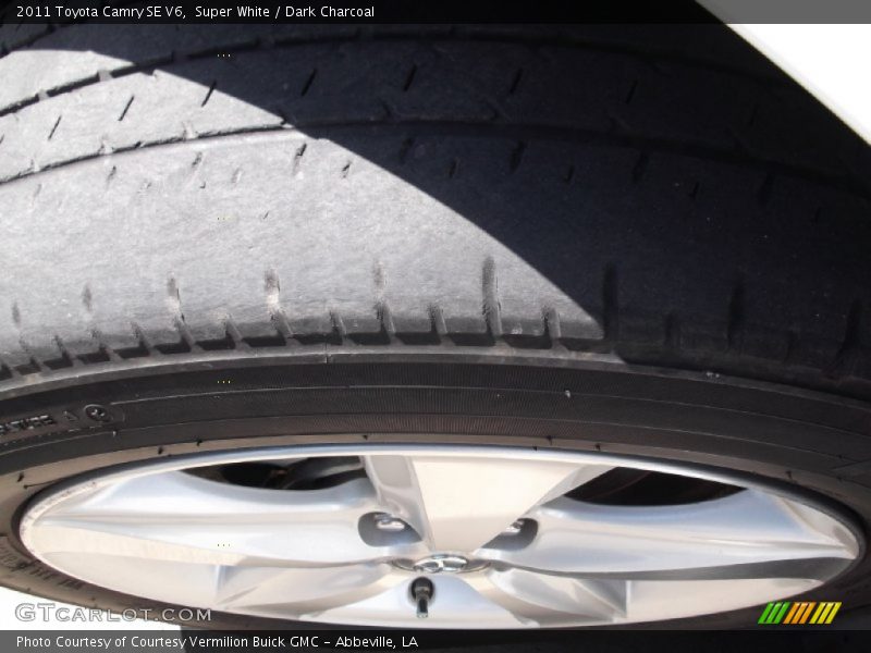 Super White / Dark Charcoal 2011 Toyota Camry SE V6