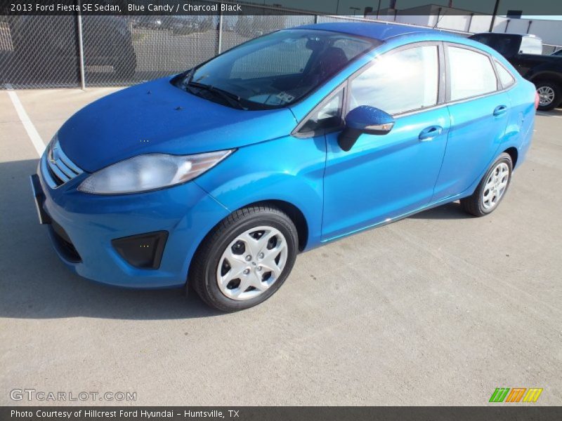 Front 3/4 View of 2013 Fiesta SE Sedan
