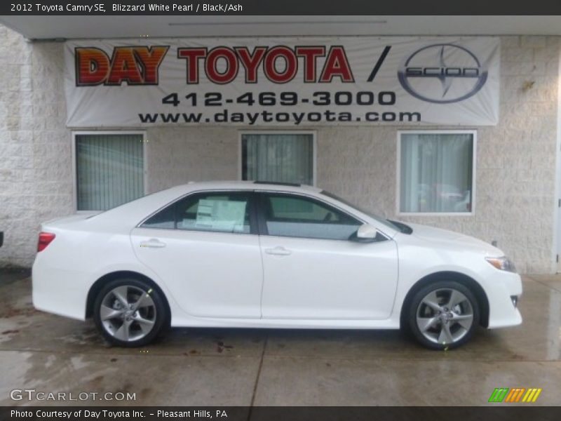 Blizzard White Pearl / Black/Ash 2012 Toyota Camry SE
