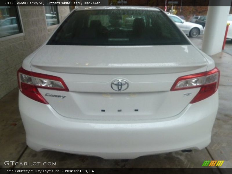 Blizzard White Pearl / Black/Ash 2012 Toyota Camry SE