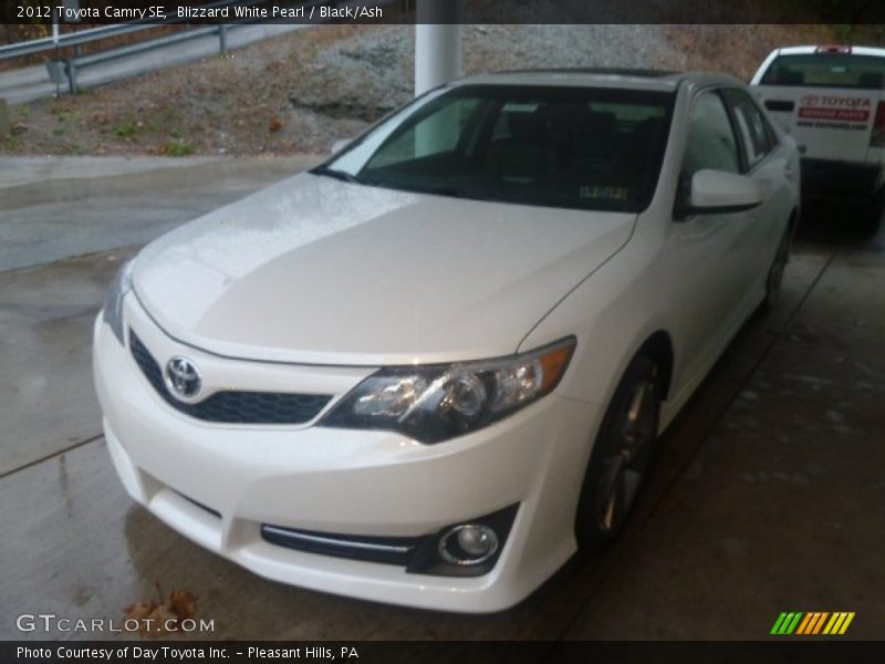 Blizzard White Pearl / Black/Ash 2012 Toyota Camry SE