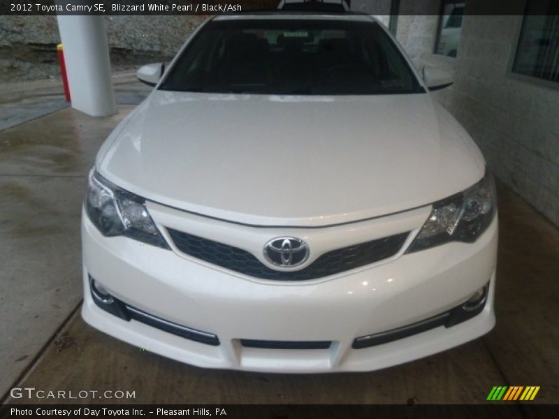 Blizzard White Pearl / Black/Ash 2012 Toyota Camry SE